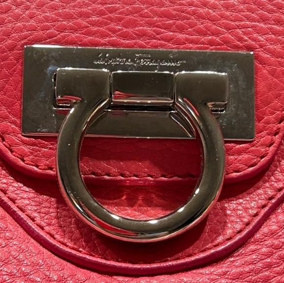 Salvatore Ferragamo Authentic Salmon Colored Pebble Grain Leather Bag - Picture 3 of 9